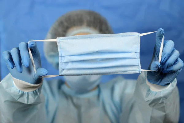 Kobieta Lekarz Płaszczu Medycznym Nosi Czapkę Posiada Ochronną Maskę Medyczną — Zdjęcie stockowe