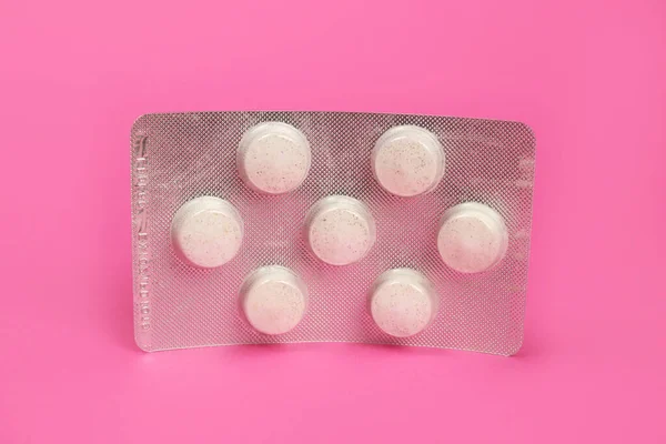 Große Runde Tabletten Vitamine Blister Auf Rosa Hintergrund — Stockfoto
