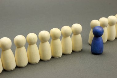 Tahta insan figürleri. mavi figür kalabalıktan farklıdır, iş kavramı