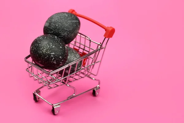 Космические Фиолетовые Пасхальные Яйца Корзине Супермаркета Розовом Фоне — стоковое фото