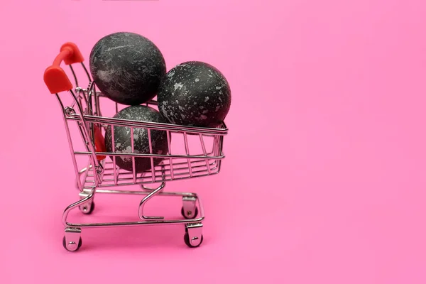 Фиолетовые Пасхальные Яйца Корзине Супермаркета Розовом Фоне — стоковое фото