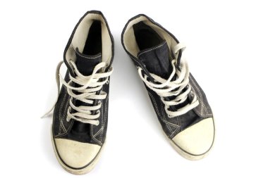 Sneakers eski kirli grunge izole beyaz üst görünüm
