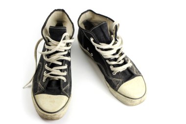 Eski spor ayakkabıları. Kirli grunge beyazda izole edilmiş.