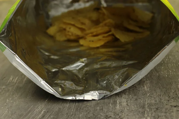 Kartoffelchips Verpackung Auf Grauem Hintergrund — Stockfoto