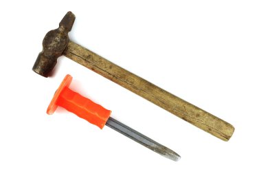 Plastik saplı keski ve beyaz üzerine izole edilmiş eski çekiç