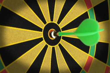 Dart tahtasında yeşil sopalar var.