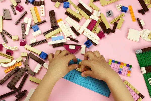 Руки Дитини Грає Кольоровими Блоками Цегли Рожевому Фоні — стокове фото