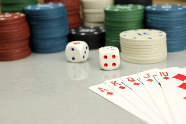 Casino Elementos Dados Fichas Tarjetas Una Combinación Escalera Real Enfoque — Foto de Stock