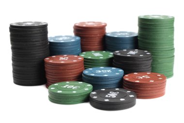 Poker fişleri beyaz arka planda izole edilir. Seçici odak