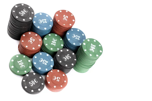 Montones Fichas Poker Cuatro Denominaciones Están Aislados Sobre Fondo Blanco — Foto de Stock