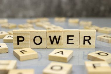 Sözcük gücü tahta harflerden oluşur.