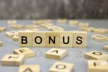 Tahta harflerden yapılmış kelime bonusu.