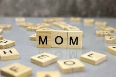 Annemin ahşap harflerden yaptığı kelime.