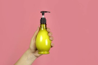 sıvı sabun, jel, köpük şeker şişesi bir kadının elinde plastik şişe, boşluğu kopyala