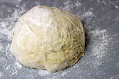 Gri masada hamur mayası