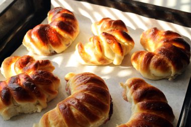 Ev yapımı kruvasanlar pencerenin yanındaki masada.