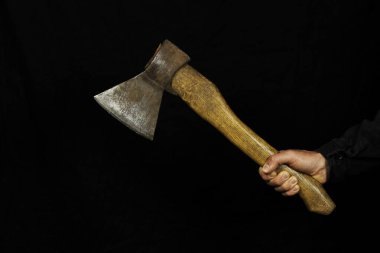 Siyah bir arka planda eski bir balta. Boşluğu kopyala