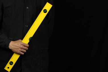 İşçi eliyle katı tutuyor. Boşluğu kopyala