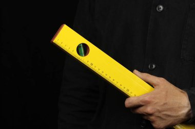 İnşaat seviyesi işçinin ellerinde.