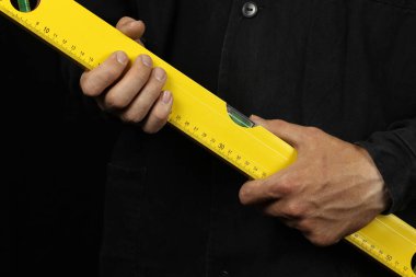 İşçi iki eliyle dengeyi koruyor.