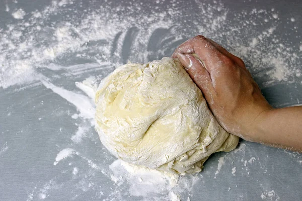 Eine Frau Knetet Süßen Hefeteig Auf Dem Grauen Tisch — Stockfoto