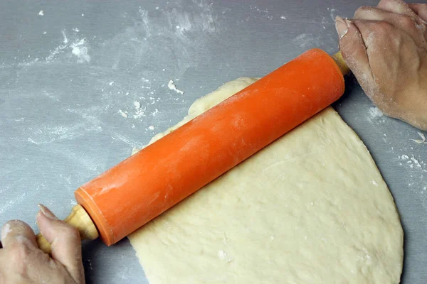 Dough Cirkel Med Rullande Stift Bordet — Stockfoto