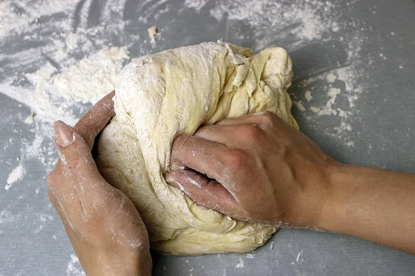 Eine Frau Knetet Süßen Hefeteig Auf Dem Grauen Tisch — Stockfoto