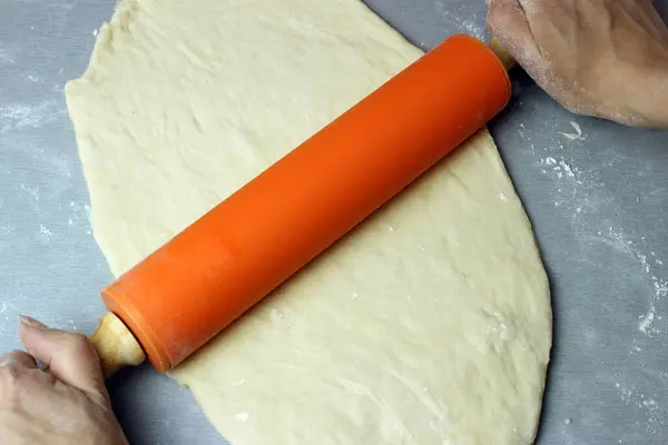 Dough Cirkel Med Rullande Stift Bordet — Stockfoto