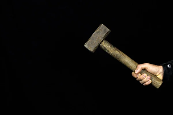 Vorschlaghammer Hammer Der Hand Eines Arbeiters Auf Schwarzem Hintergrund Kopierraum — Stockfoto