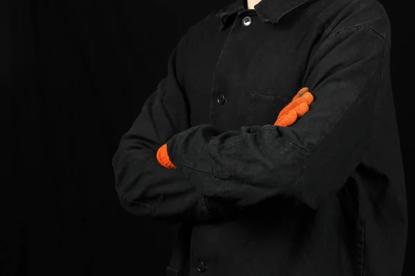 Arbeiter Spezieller Uniform Und Handschuhen Auf Schwarzem Hintergrund — Stockfoto