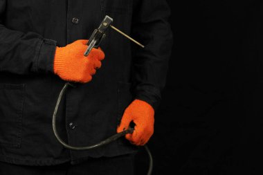 İşçinin elinde kaynak elektrot tutacağı