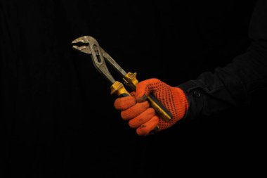 Eldivenin içinde İngiliz anahtarı var. Boşluğu kopyala