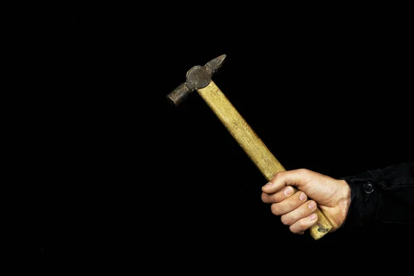 Die Hand Eines Arbeiters Hält Einen Hammer Auf Schwarzem Hintergrund — Stockfoto