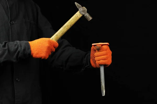 Männliche Hände Einem Handschuh Arbeiten Mit Hammer Und Meißel Auf — Stockfoto