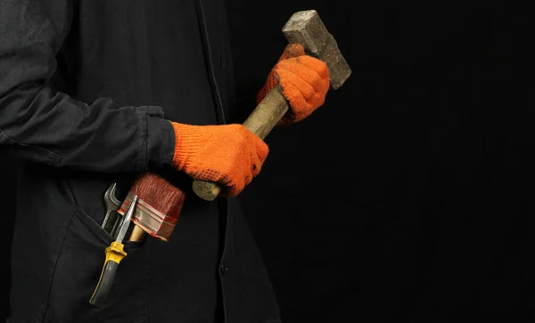 Βαριοπούλα Σφυρί Στο Χέρι Ενός Εργάτη Μαύρο Φόντο — Φωτογραφία Αρχείου