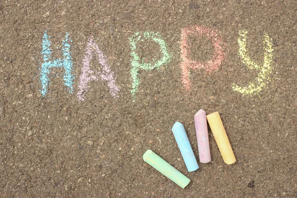 Wort Glücklich Geschrieben Buntstiften Auf Der Straße — Stockfoto