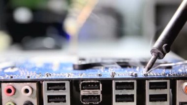 Bilgisayar anakart lehimleme adamın elini kapatmak