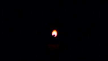 Karanlıkta çakmak mumlar için yardıma