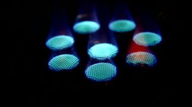 Gaz sobası karanlıkta yanan kafa