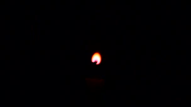 Utilisez des briquets à la main pour bougies dans l'obscurité 