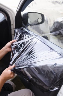 Eller adamın eski araba pencere film kaldırma