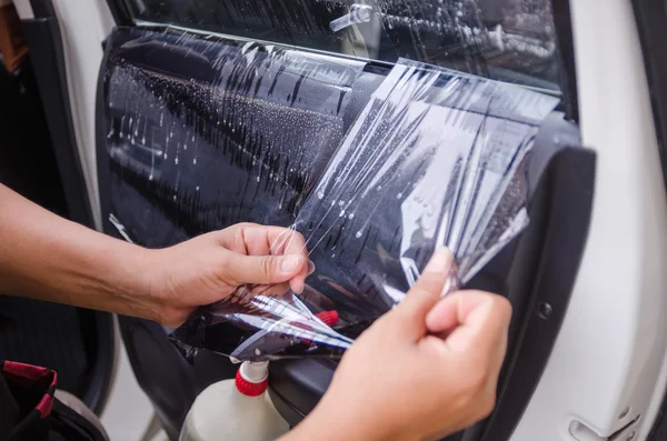 Primer plano disparó manos del hombre la eliminación de viejo coche ventana película se centran en — Foto de Stock