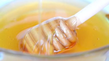 Boşaltma doğa bal damlayan kapatın