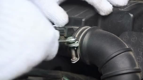 Nahaufnahme Hände des Mannes mit Schraubenschlüssel, um das Auto zu reparieren — Stockvideo