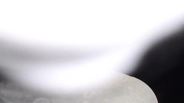 Fermer les mains de l'homme à l'aide d'une clé pour réparer la voiture 