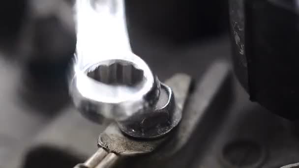 Feche as mãos do homem usando a chave para consertar o carro — Vídeo de Stock