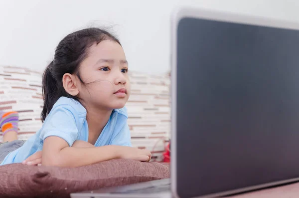 Primer plano retrato de asiático niña utilizando ordenador portátil —  Fotos de Stock