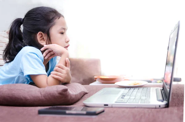 Primer plano retrato de asiático niña utilizando ordenador portátil —  Fotos de Stock