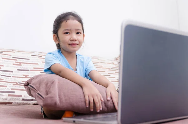 Retrato de niña asiática usando computadora portátil en casa —  Fotos de Stock