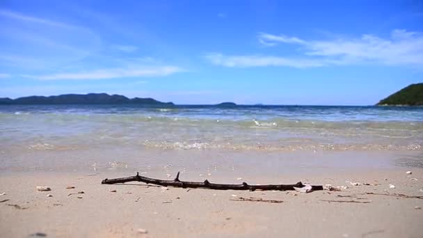 Natureza limpa ondas do mar em direção à costa de Sattahip Chonburi Tailândia — Vídeo de Stock